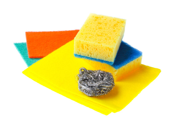 家庭主妇家庭清洁工具孤立的白色背景。海绵、研磨剂。图片下载