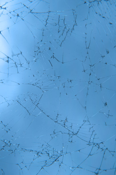 蓝色背景的裂缝里有玻璃。图片下载