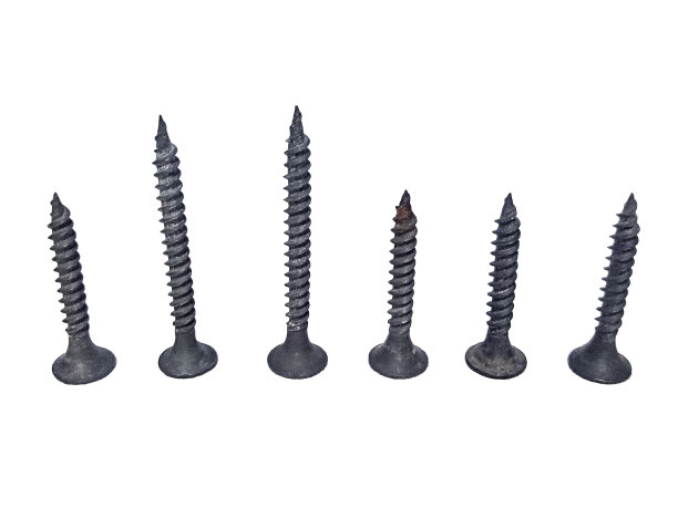 一套固定在白色背景上的板的螺钉。图片下载