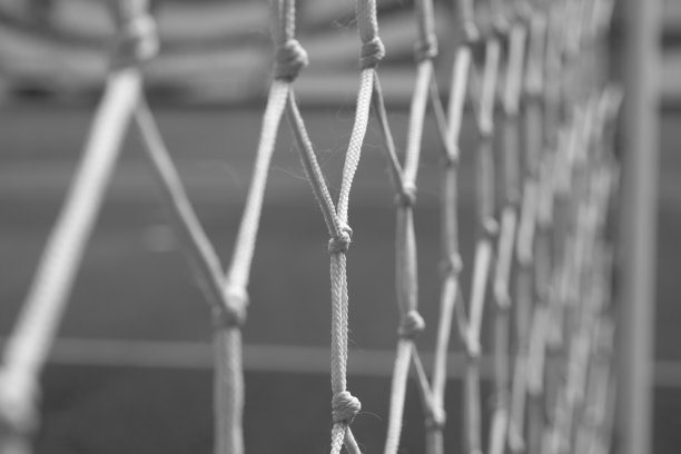 一个足球网的宏-黑白图片。图片下载