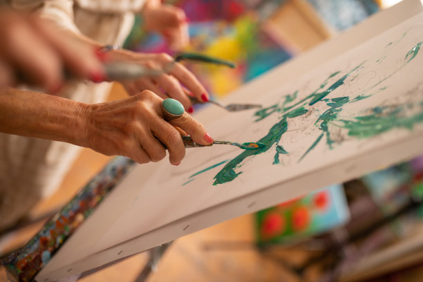 艺术家拿着绘画托盘与水粉，而着色图片图片下载