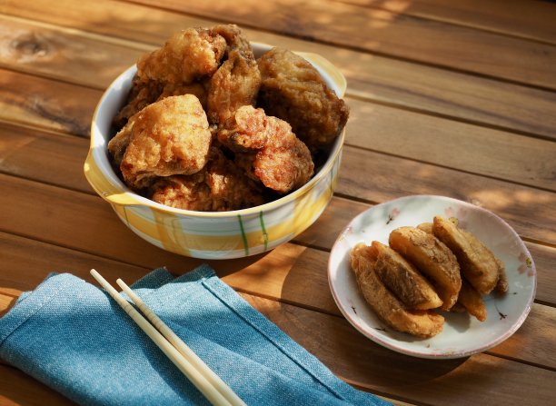 酱油调味的鸡肉和炸薯条图片下载