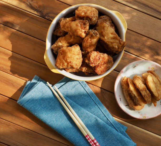 酱油调味的鸡肉和炸薯条图片下载