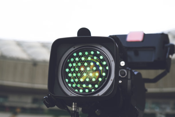 专业电视摄影机播放前的特写画面。图片下载