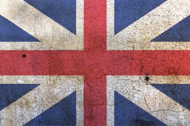 白色的墙上挂着英国国旗图片下载
