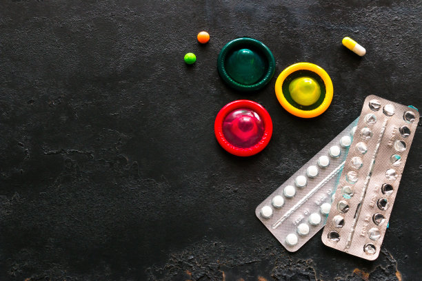 避孕套，口服避孕药，避孕药，黑色背景，文字空白图片下载