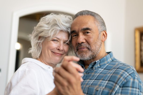 混合民族老年情侣一起跳舞图片下载