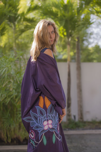 美丽时尚的照片拍摄华丽时尚和美丽的金发女人摆优雅穿着独家设计长裙孤立在热带别墅的背景图片下载