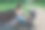 在一个阳光明媚的夏日里，美丽的母亲抱着婴儿车里的婴儿坐在长椅上图片下载