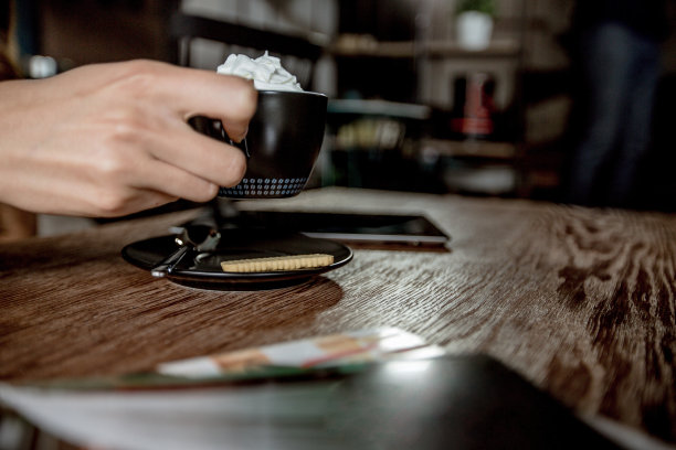 在咖啡店休息一下图片下载