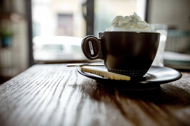 美味的摩卡咖啡配饼干图片下载