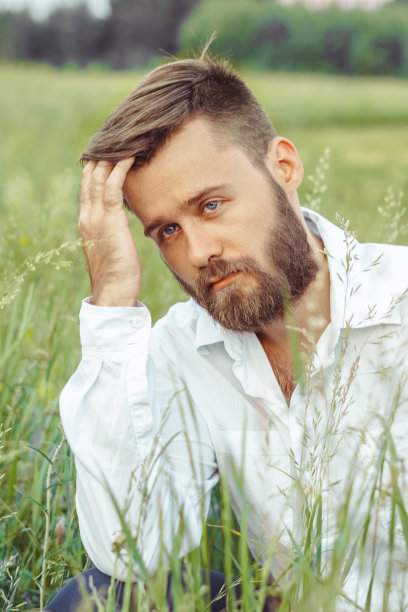 草地上穿衬衫的那个人图片下载