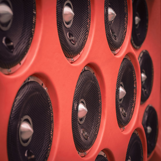 红色背景上的声音扬声器排。图片下载