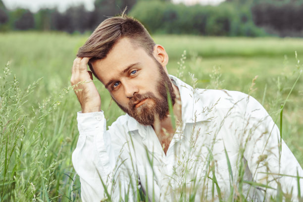 草地上穿衬衫的那个人图片下载