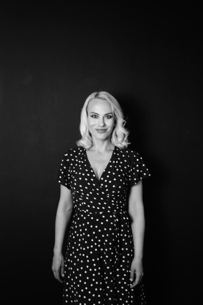 一个穿黑裙子的金发女人的肖像图片下载