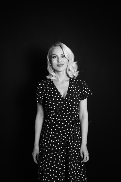 一个穿黑裙子的金发女人的肖像图片下载