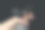小女性手握喷瓶清洁剂在黑色背景图片下载