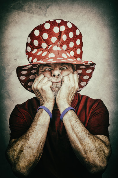 怪异的黑色圆点小丑礼帽男人图片下载