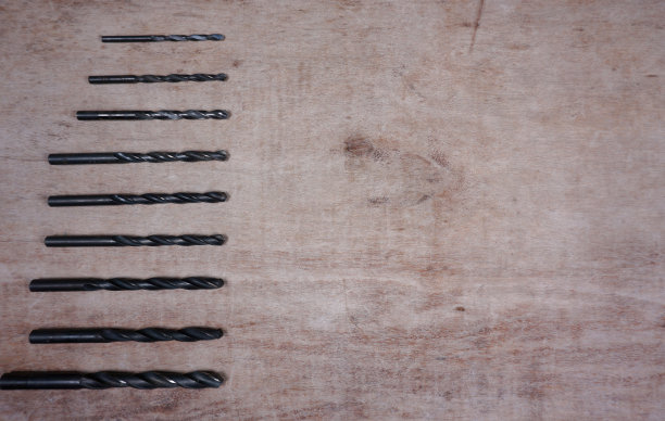 钻头不同类型的钻头隔离在一个木制背景图片下载