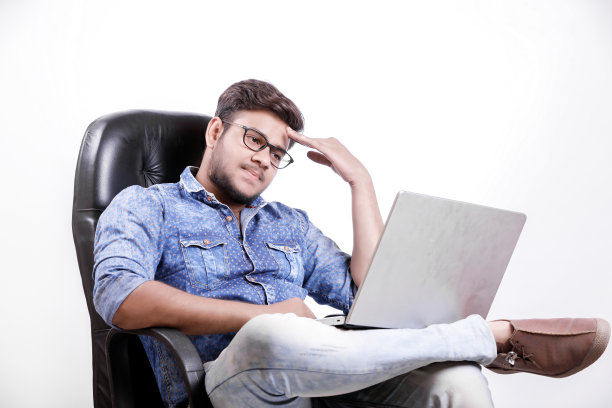 印度人紧张，手提电脑工作负荷图片下载