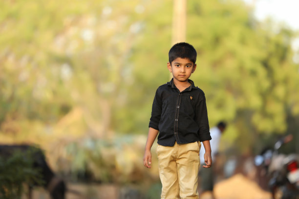 可爱的印度小孩，表情多样图片下载