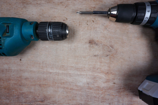 电钻在木背景与复制空间为您自己的文本图片下载