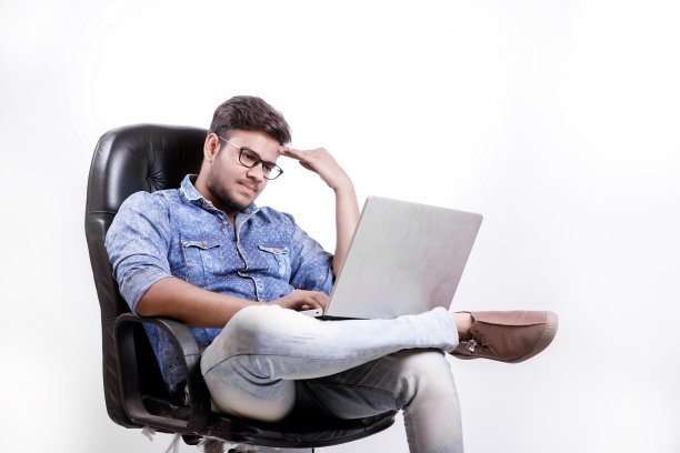 印度人紧张，手提电脑工作负荷图片下载