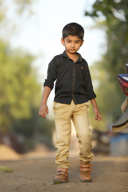 可爱的印度小孩，表情多样图片下载