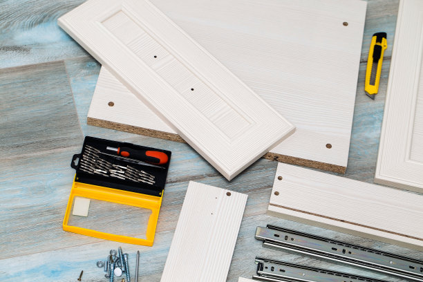 装配床头柜，工具和材料，全延伸球导轨和木制边图片下载