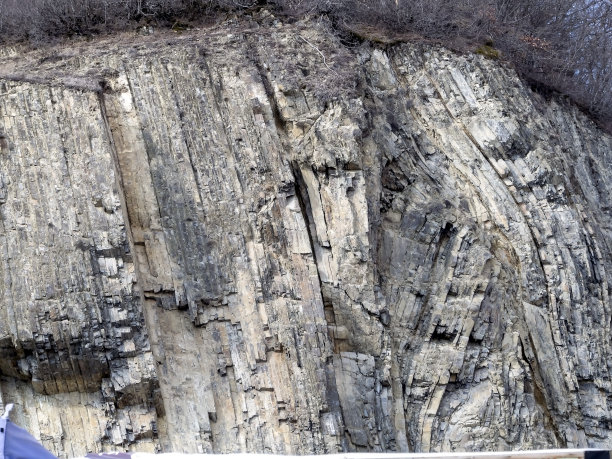 格鲁吉亚军用公路斜坡上的岩层图片下载