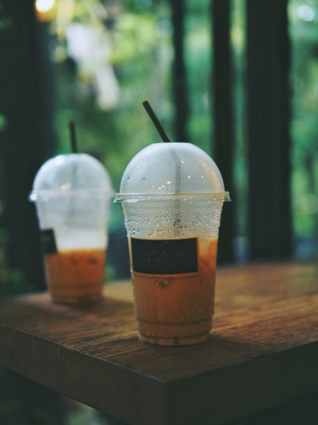 桌上有杯咖啡。图片下载