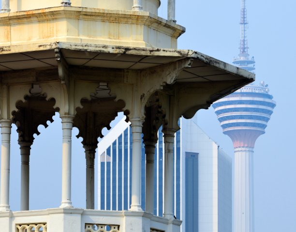 新老吉隆坡-火车站和现代化的塔楼，马来西亚图片下载