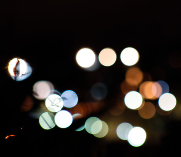 黑色背景上的明亮灯光图片下载