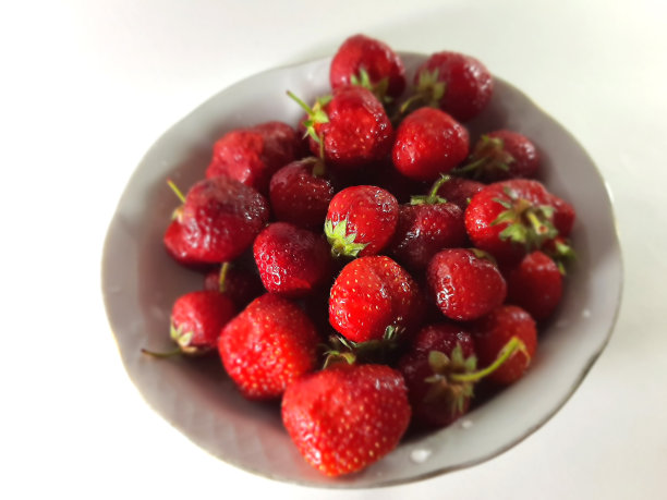 红色的成熟的草莓。有用的浆果照片。素食。美味健康的甜品，富含维生素。图片下载