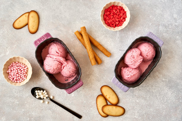 浆果粉冰淇淋与服务原料。俯视图，复制空间图片下载