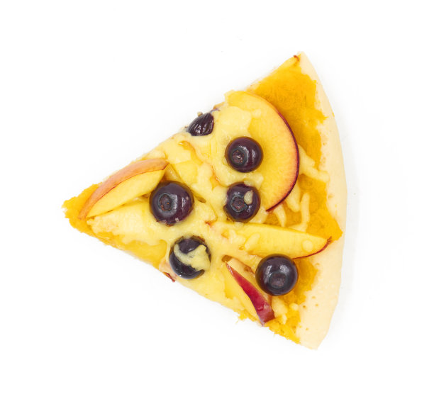 榴莲蓝莓披萨孤立在白色背景。图片下载