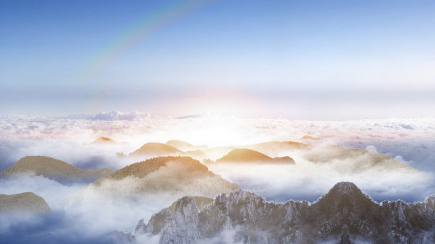 彩色逼真的山和云景观飞过面对太阳。2D和3D动画。图片下载