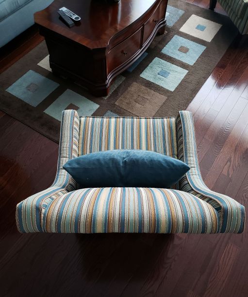 从上面的条纹椅子。(马里兰州巴尔的摩)图片下载