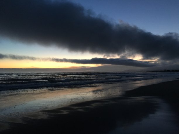 海岸上空戏剧性的天空图片下载