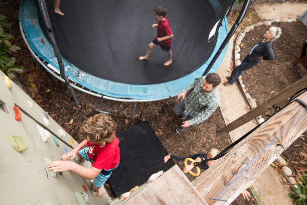 夏天的晚上与许多家庭和孩子一起烧烤和游戏图片下载