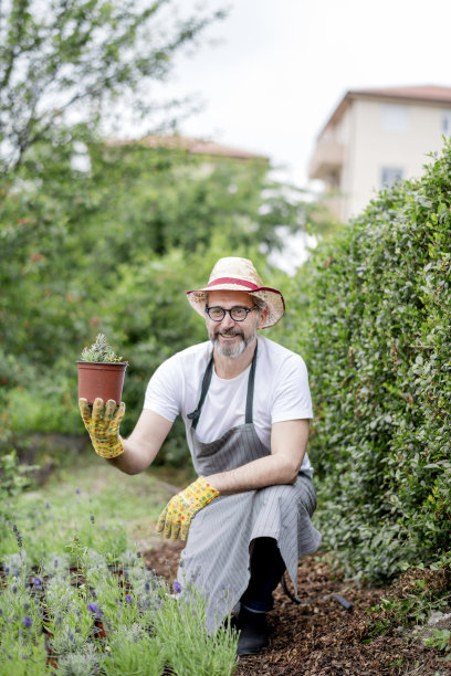 成熟的花商照顾鲜花图片下载