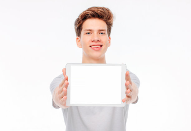 有吸引力的年轻男子学生十几岁的平板电脑与白色屏幕，孤立在白色背景，模型图片下载