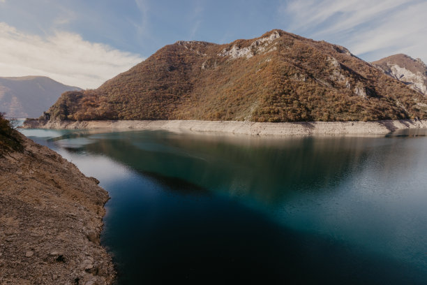 皮瓦河大峡谷的景色。地点国家公园Durmitor, Pluzine镇，黑山，巴尔干，欧洲。热门旅游目的地的风景图像。发现地球之美。——图片图片下载