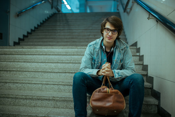 旅客离开城市图片下载