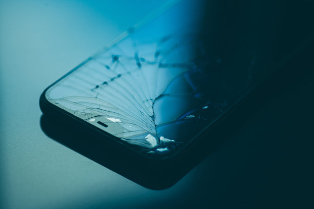 黑桌面屏幕破碎的智能手机图片下载
