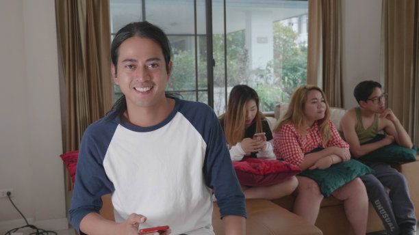 公寓里有年轻的千禧一代的肖像图片下载