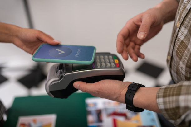 特写的一个客户做一个成功的支付通过PayPass图片下载