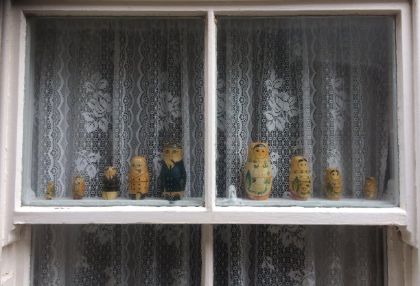 窗台上的俄罗斯娃娃图片下载