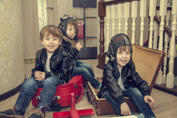 梦想的概念是成为一名飞行员，男孩以飞机飞行员的形式和旅行者在她的房间里玩耍，图片下载