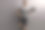 一个肌肉发达的年轻人举起了一个哑铃图片下载